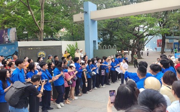 Thí sinh Hà Nội "thở phào" sau bài thi tiếng Anh vào 10
