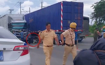 Xe máy chở 3 người va chạm xe đầu kéo ở cửa ngõ TP.HCM, 2 mẹ con tử vong thương tâm
