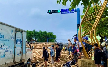 Xe chở gỗ keo bị lật khiến nam sinh đi đường tử vong