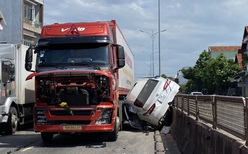 Quảng Ngãi: Xe container va chạm ô tô con, 3 người bị thương, quốc lộ 1 ách tắc