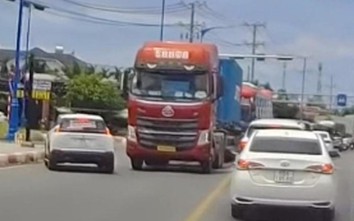 Xe con lấn làn ngược chiều, suýt gây tai nạn giao thông