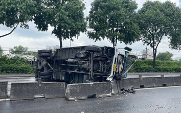 TP.HCM: Liên tiếp hai xe tải tông dải phân cách, đường Đỗ Mười kẹt cứng giữa trưa