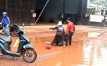 Đắk Lắk: Tuyến đường liên xã xuống cấp nghiêm trọng, người dân liên tục té ngã