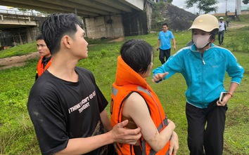 Quảng Ngãi: Cảnh sát cứu sống hai anh em ruột đuối nước trên sông Đăk Bla