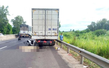 Va chạm với xe tải, ba bà cháu đi xe máy tử vong thương tâm