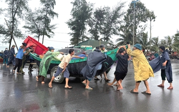 Ngư dân Sầm Sơn hò nhau kéo thuyền lên đường tránh bão số 3