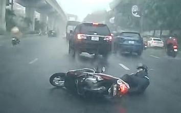 Tài xế ô tô chuyển làn ẩu khiến người đi xe máy ngã xuống đường