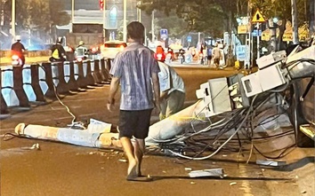 Xe ben bật thùng, kéo gãy cột điện, đè trúng ô tô bán tải