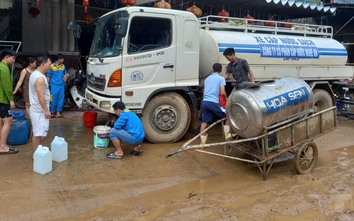 Nỗ lực cấp lại điện, nước cho người dân vùng lũ ở Nghệ An