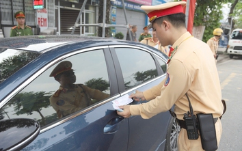 Bị phạt vì dừng, đỗ sai trên đường phân làn cứng, tài xế nói "không thấy biển cấm"