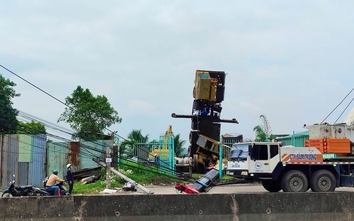 Cần cẩu sập đè gãy 4 trụ điện trung thế, hơn 2.400 hộ dân mất điện