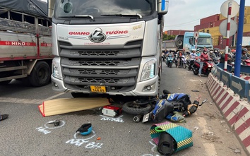 Xe tải va chạm xe máy, 2 người thương vong
