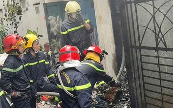 TP.HCM: Cháy nhà lúc rạng sáng, hai cụ bà được cứu kịp thời