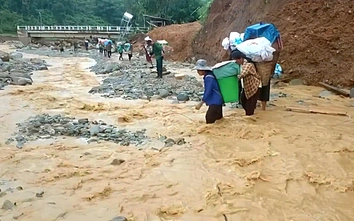 Vượt sông, băng rừng đưa nhu yếu phẩm đến với đồng bào bị cô lập ở xã Nhôn Mai