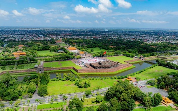 Công nhân kỳ công gỡ từng vỉa đá trùng tu Kinh thành Huế