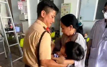 Cảnh sát giao thông Cần Thơ dùng xe chuyên dụng đưa bé 4 tuổi đi cấp cứu kịp thời