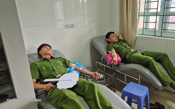 Cán bộ chiến sĩ công an Tuyên Quang kịp thời hiến máu cứu người dân qua cơn nguy kịch