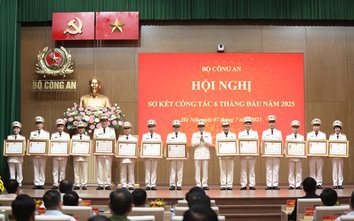 Giám đốc và Phó giám đốc Công an Quảng Ninh được trao tặng Huân chương Chiến công