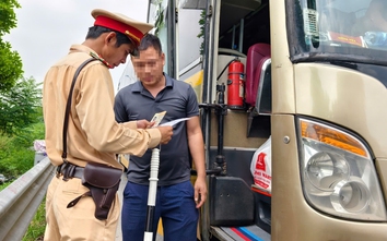 Hà Nội xử phạt nhiều tài xế ô tô dừng mua ổi, đón trả khách tại lối vào cao tốc Hải Phòng