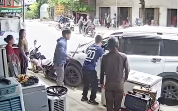 Tài xế ngất lịm trong xế hộp đang chạy, người dân phá cửa đưa đi cấp cứu