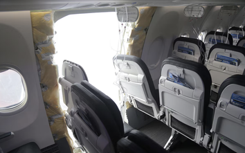 Boeing bị 4 tiếp viên kiện vì vụ bung tấm cửa máy bay giữa không trung