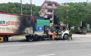 Xe container bốc cháy ngùn ngụt trên quốc lộ 1 đoạn qua Hà Tĩnh