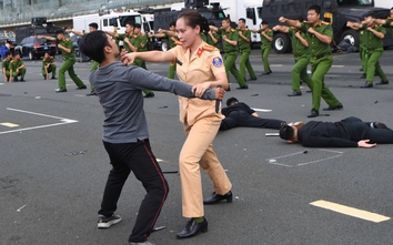 Nữ CSGT Hà Nội trình diễn võ thuật tại buổi hợp luyện diễu binh, diễu hành