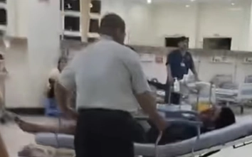 Cảnh sát giao thông đưa đi cấp cứu thanh niên nguy kịch do bị tai nạn lúc nửa đêm