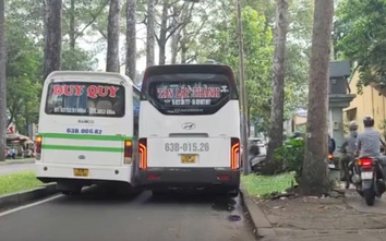 TP.HCM: Hai ô tô khách dừng chắn hết làn đường, xe máy phải đi trên vỉa hè