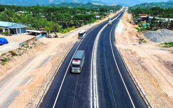 Thảm những mét nhựa cuối cùng trên tuyến chính cao tốc Hòa Liên - Túy Loan