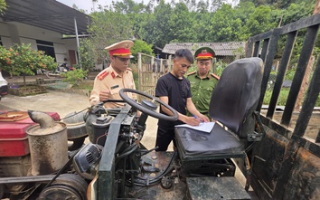 CSGT Lào Cai tuyên truyền tận thôn bản, người dân ký cam kết đảm bảo ATGT tại sân nhà