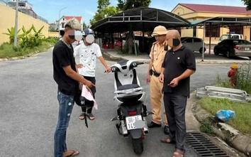 Đi xe máy điện đánh võng tự ngã trên đường, nam thanh niên bị CSGT Bắc Ninh xử phạt