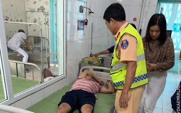 Người đàn ông đột quỵ trên xe khách được CSGT Ninh Bình kịp thời giúp đỡ