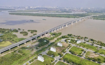 Người dân phấn khởi qua cầu Nhơn Trạch trong ngày đầu thông xe