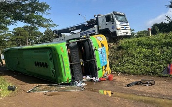 Bản tin TNGT 19/8: Xe khách lật trên đường Hồ Chí Minh, 38 người bị thương
