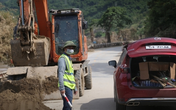Ăn tranh thủ, ngủ trên xe giữa rừng núi hoang vu để mở "đường máu" vào tâm lũ ở Nghệ An