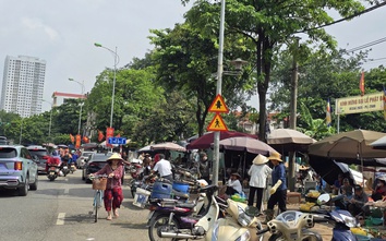 Hà Nội: Cần tăng cường xử lý tình trạng lấn chiếm vỉa hè trên đường Lê Trọng Tấn