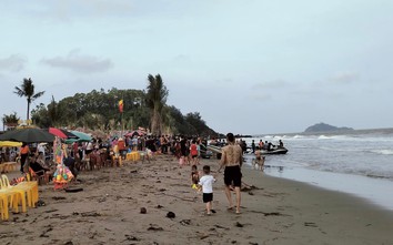 Hai học sinh bị sóng cuốn trôi khi tắm biển ở Thanh Hóa