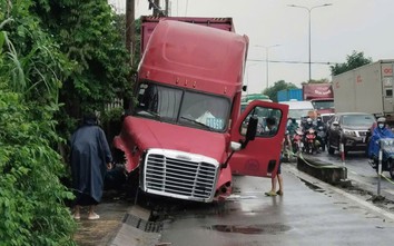 TP.HCM: Xe container cày nát hàng chục mét dải phân cách, rớt bánh ra ngoài