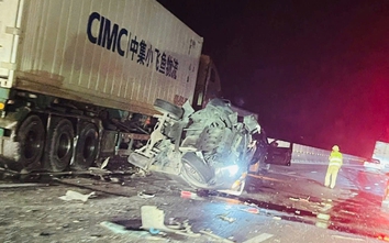 5 ô tô đâm liên hoàn trên cao tốc Cao Bồ - Mai Sơn, CSGT xuyên đêm phân luồng khắc phục