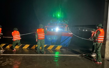 Quảng Trị: Hỗ trợ tàu cá bị đứt neo khi đang neo đậu tránh trú bão