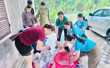 Nghệ An: Những suất cơm ấm tình nơi tránh trú bão
