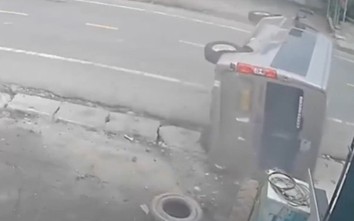 Xe con lấn làn, đối đầu với xe khách đi hướng ngược lại