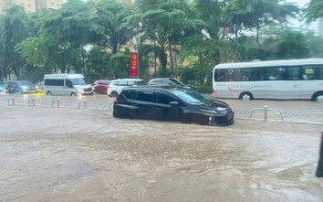 Hà Nội phân luồng từ xa trên đường Võ Chí Công do ngập sâu