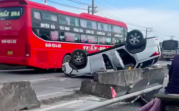 TP.HCM: Ô tô lật ngửa giữa đường sau khi tông sập dải phân cách