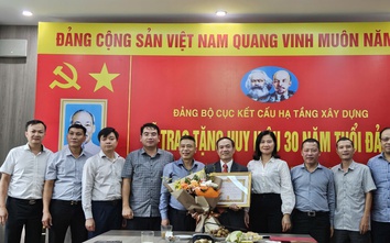 Trao tặng huy hiệu 30 năm tuổi Đảng cho đảng viên Cục Kết cấu hạ tầng xây dựng