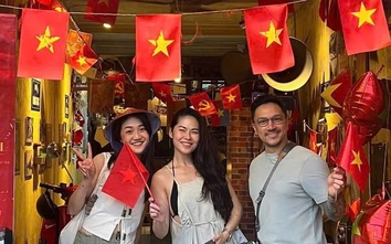Du khách quốc tế hòa mình vào không khí 2/9 ở Hà Nội