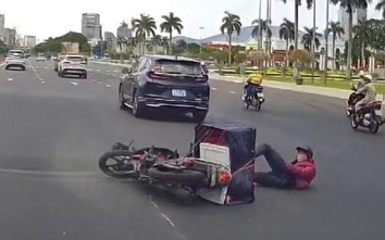 Người đi xe máy gặp tai nạn vì đâm trúng mũ bảo hiểm giữa đường