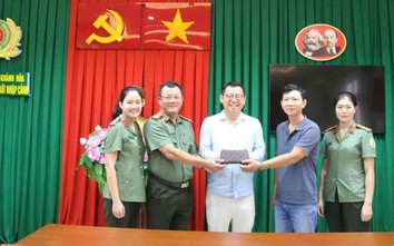 Đến Khánh Hòa du lịch, du khách Hàn Quốc mừng rỡ khi nhận lại tài sản đánh rơi trên phố