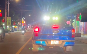 TP.HCM: Phạt hơn 20 triệu đồng tài xế ô tô bán tải độ xe, vượt đèn đỏ